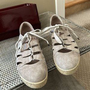 Comfortable lace up sneaker/shoe. Tan size 40